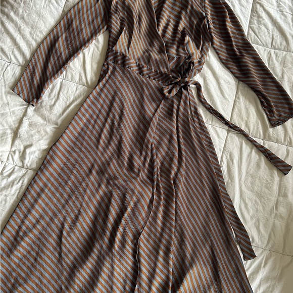 Silky wrap dress by L.K.Bennett, Kate Middleton’s favorite designer. - Picture 4 of 9